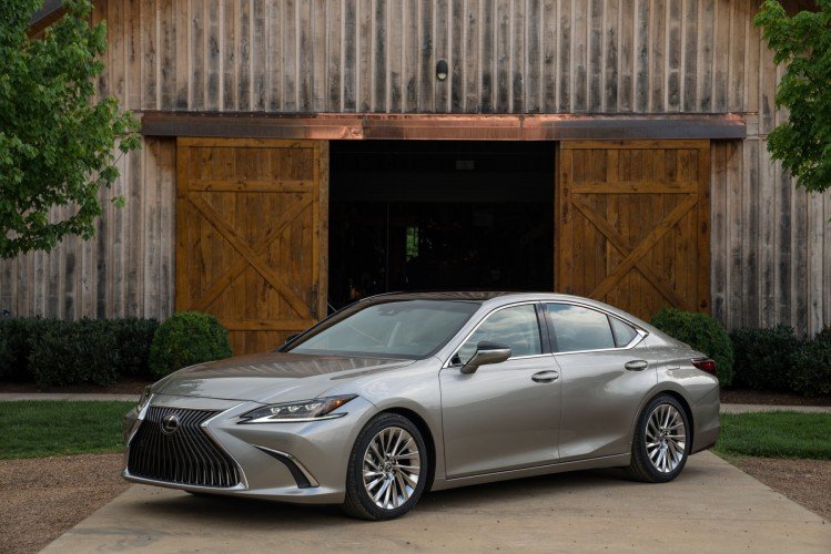 Combien de kilomètres en mode "zéro émission" pour les Lexus UX et ES Hybride ?