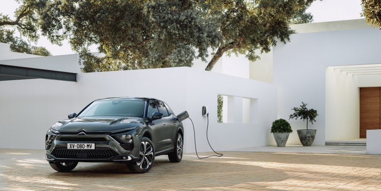 Citroën ouvre les commandes et révèle les prix de sa routière C5 X