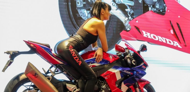 Au salon de la moto de Milan, les hôtesses ont la vie dure