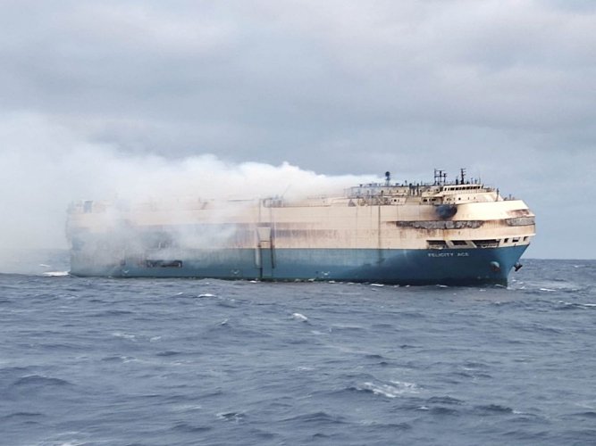 Un navire transportant plus d'un millier de voitures de luxe prend feu au large des Açores