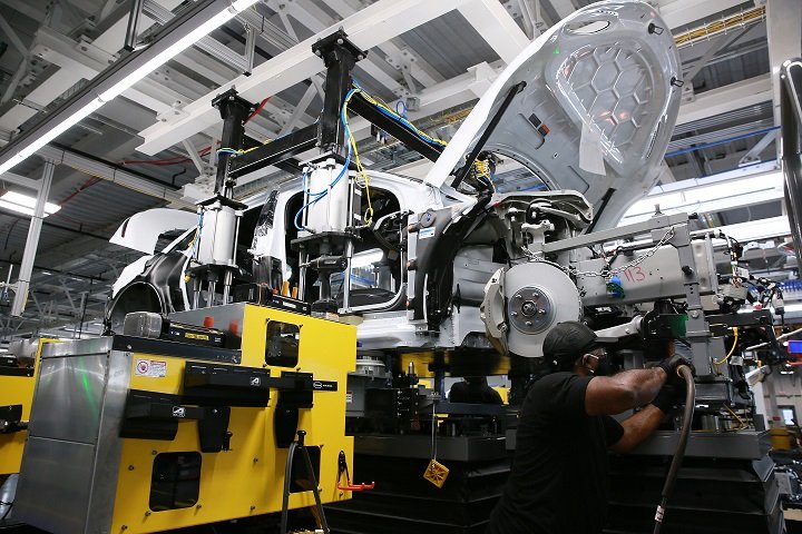 L'industrie automobile pourrait faire face à des pénuries de batteries dans les années à venir, dit Carlos Tavares