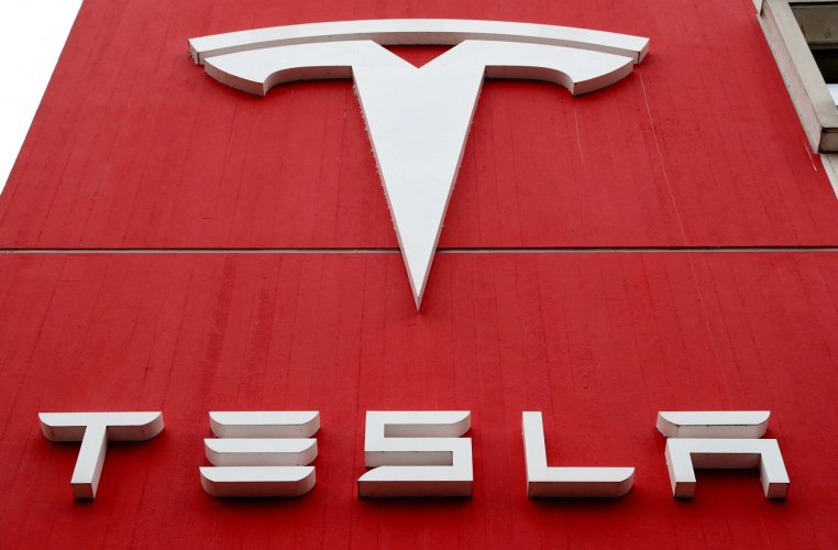 Tesla suspend ses projets en Inde face à l'impasse sur les droits de douane, selon des sources