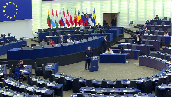 Emissions de CO2 des voitures : discussions tendues au Parlement européen