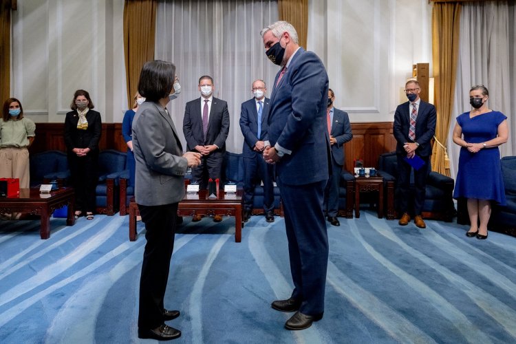 Taïwan promeut ses semi-conducteurs durant une visite du gouverneur américain de l'Indiana