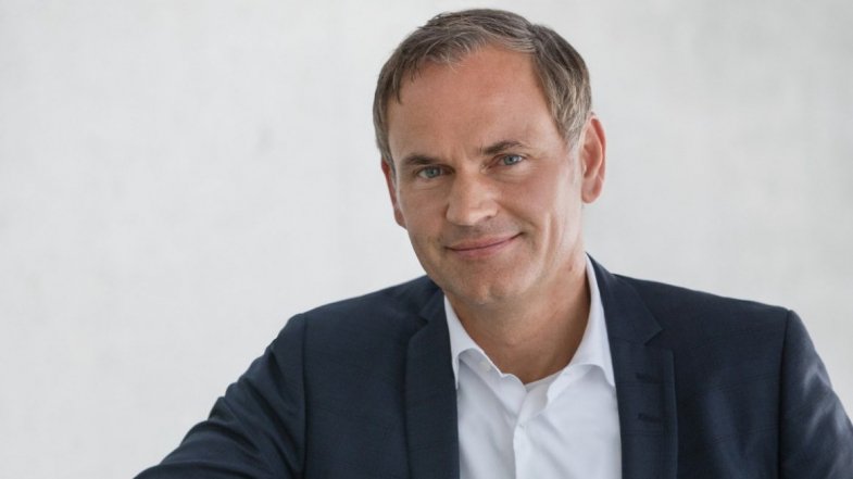 Au volant de Volkswagen, Oliver Blume veut "accélérer" le virage électrique "là où c'est possible"