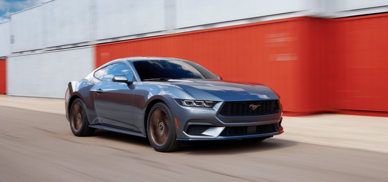 Ford dévoile sa nouvelle Mustang, au vrombissant moteur essence