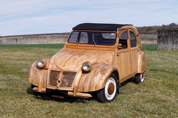 Indre-et-Loire : une 2CV en bois, unique au monde, aux enchères ce 4 juin