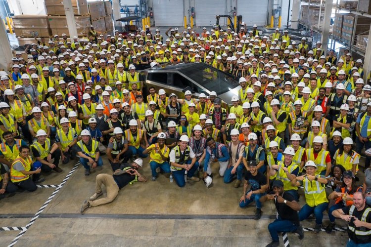 Le premier Cybertruck de Tesla est sorti d'usine