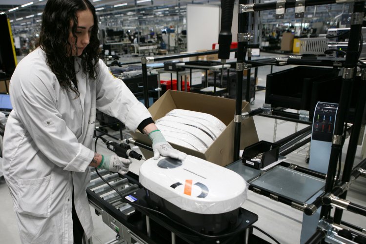 Visite de l’usine Lacroix, producteur français des bornes de recharge bidirectionnelle Mobilize Powerbox