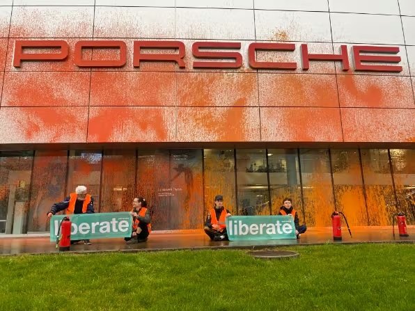 En Suisse, quatre activitistes du climat aspergent de peinture orange un concessionnaire Porsche