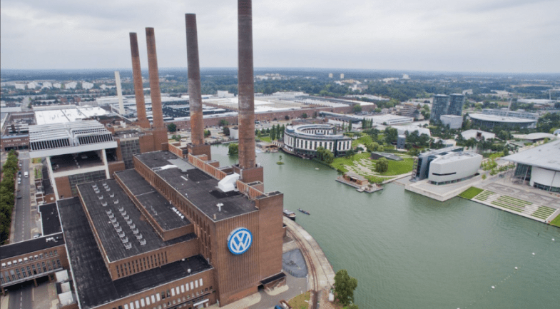 A Wolfsburg, fief de Volkswagen, la "pure folie" de Trump inquiète