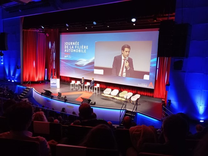 La Commission pourrait revoir l'interdiction des moteurs thermiques en 2035, d'après Séjourné