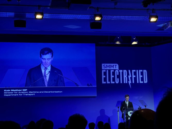 Le gouvernement britannique campe sur sa ligne pro-VE malgré les pressions du secteur