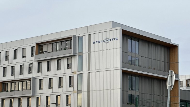 Le retour sur site passera par "la concertation et le dialogue social", assure Stellantis
