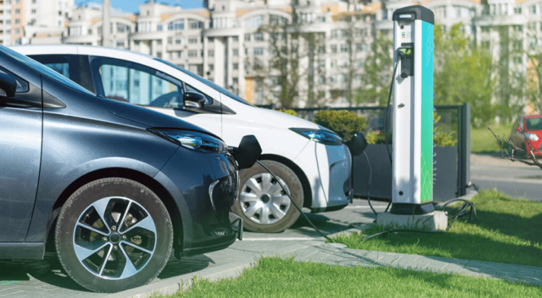 Borne de charge : le programme Advenir renforce les aides dédiées aux parkings extérieurs des copropriétés