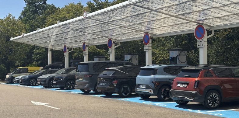 Bornes de recharge : la France dépasse déjà largement les exigences européennes