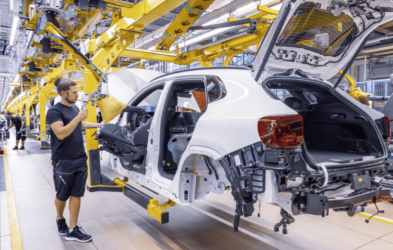 Mercedes-Benz abaisse ses prévisions pour 2026, la Chine et les coûts pèsent