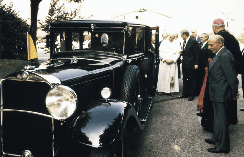 Trône papal sur roues, la "papamobile" s'expose au Vatican