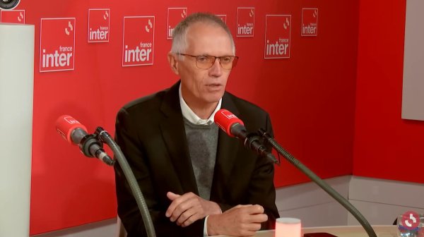 Carlos Tavares et "Un pilote dans la tempête" : la confusion des genres
