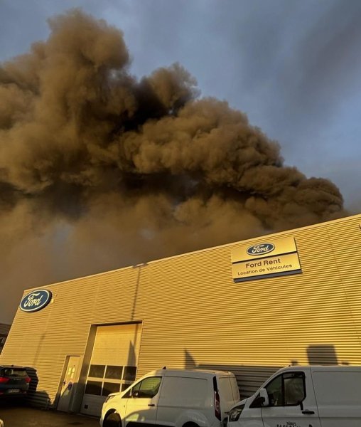 Incendie accidentel dans la concession Ford de Troyes