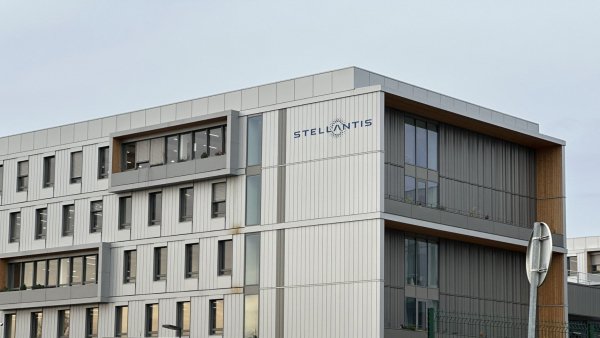 Le retour sur site passera par "la concertation et le dialogue social", assure Stellantis