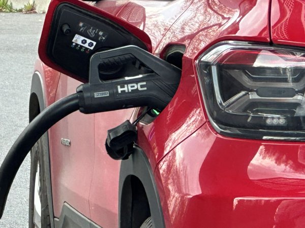 Electrification des transports : l'Etat revoie les ambitions à la baisse et annonces des aides massives