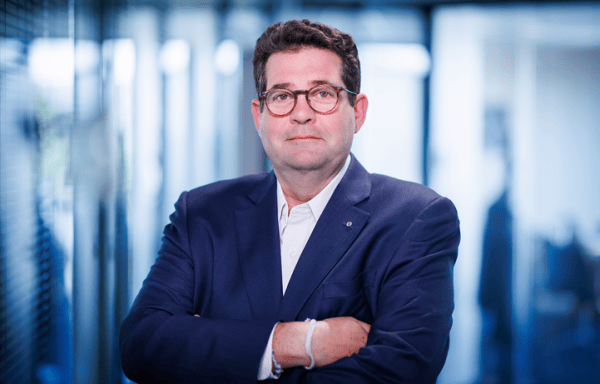 Hervé Miralles promu au sein du groupe Emil Frey,  Stéphane Caldairou  lui succède à la tête d’Emil Frey France