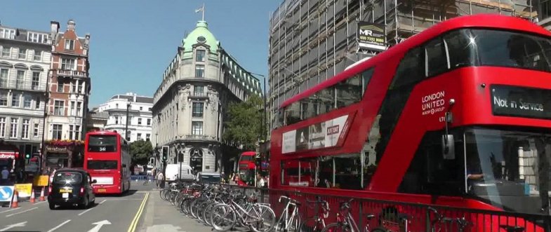 Le gouvernement britannique veut accélérer le passage à l’électrique