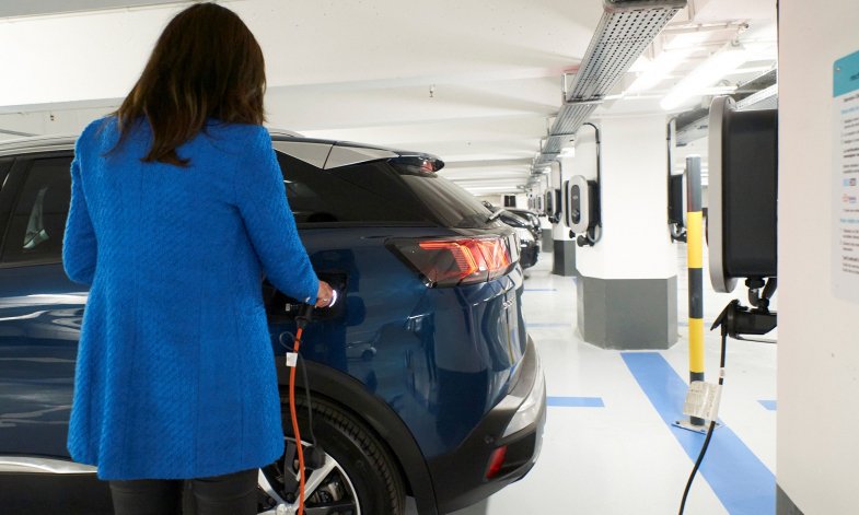 TotalEnergies équipe le plus important parking de bornes électriques en France