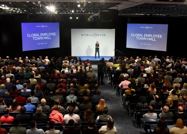 Un "reset" à 22,2 milliards d’euros, la note salée du virage stratégique d’Antonio Filosa